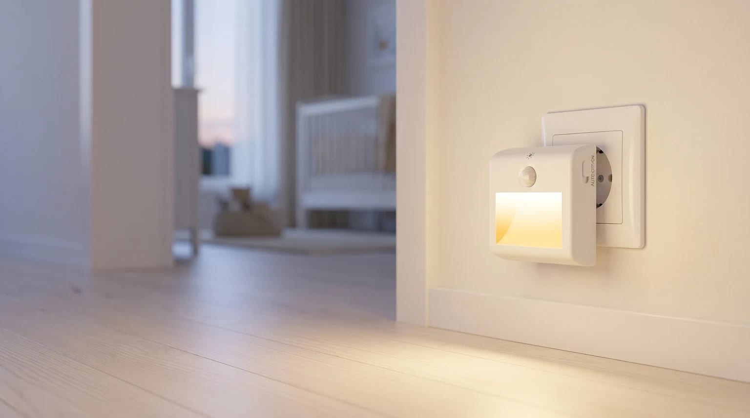 Luz de presença branca com sensor ligada numa zona de passagem perto do quarto do bebé, a emitir um brilho quente e suave fora do alcance do berço.