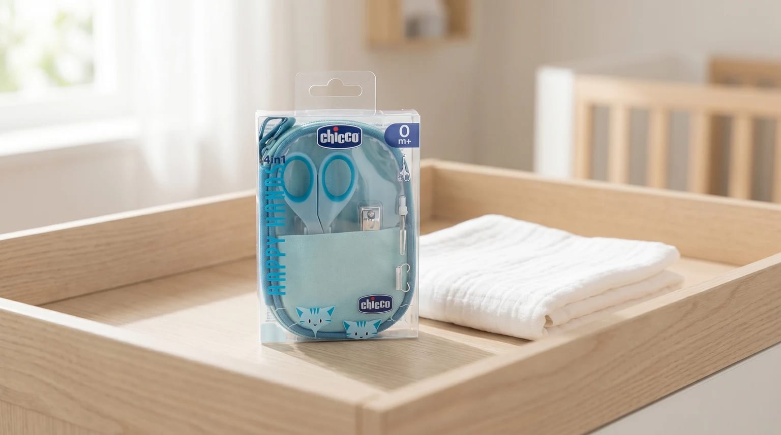 Kit de unhas para bebé da Chicco, na sua embalagem, pousado sobre uma mesa de muda em madeira clara, com luz natural suave.