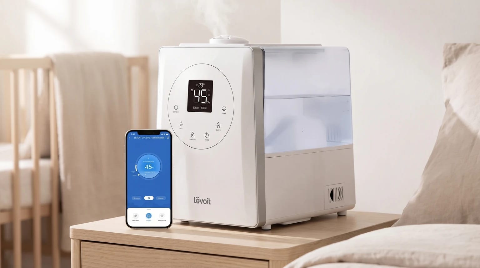 Humidificador branco da Levoit a funcionar numa mesa de cabeceira de madeira clara, num quarto de bebé luminoso e sereno, com uma suave névoa visível.
