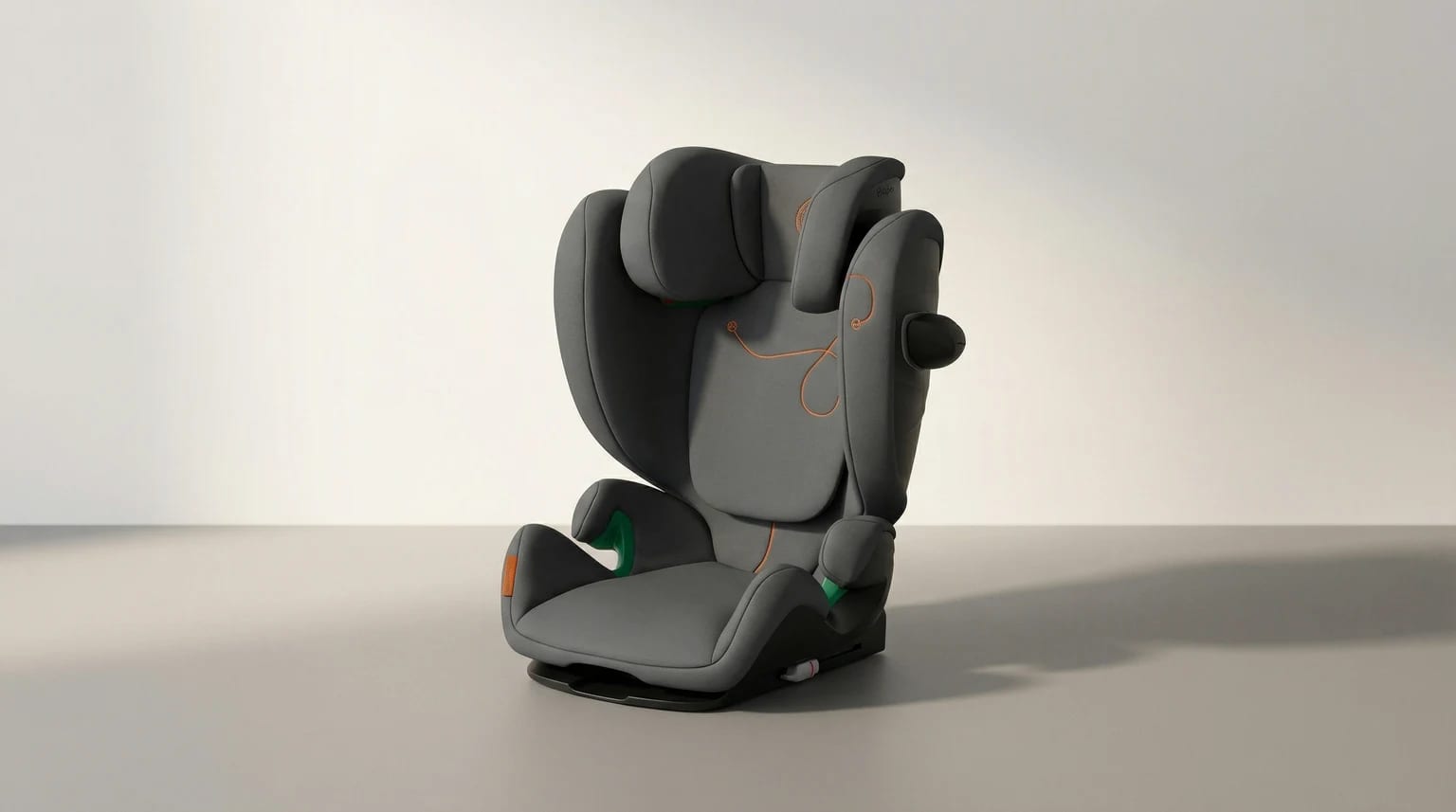 Cadeira auto Cybex Gold Solution S2 i-Fix cinzenta sobre um fundo editorial claro com sombra suave.