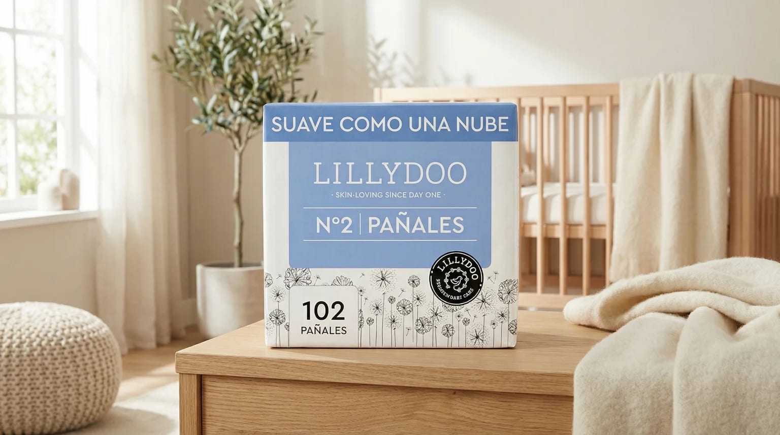 Embalagem de fraldas LILLYDOO num quarto de bebé minimalista e luminoso