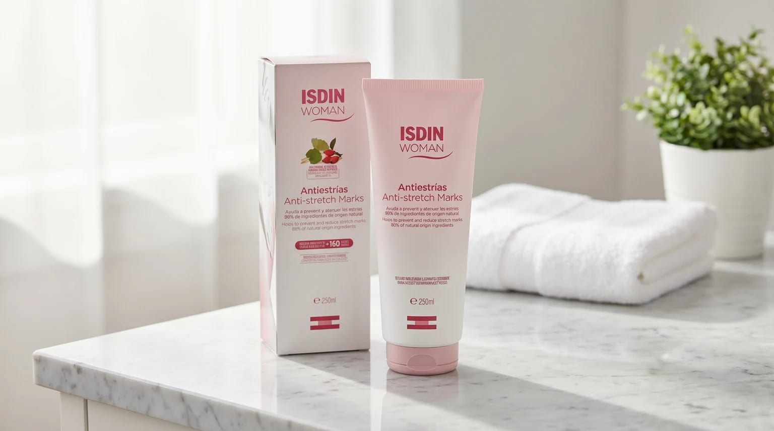 Embalagem do creme anti-estrias ISDIN Woman sobre uma bancada de casa de banho luminosa e moderna, com luz natural suave.