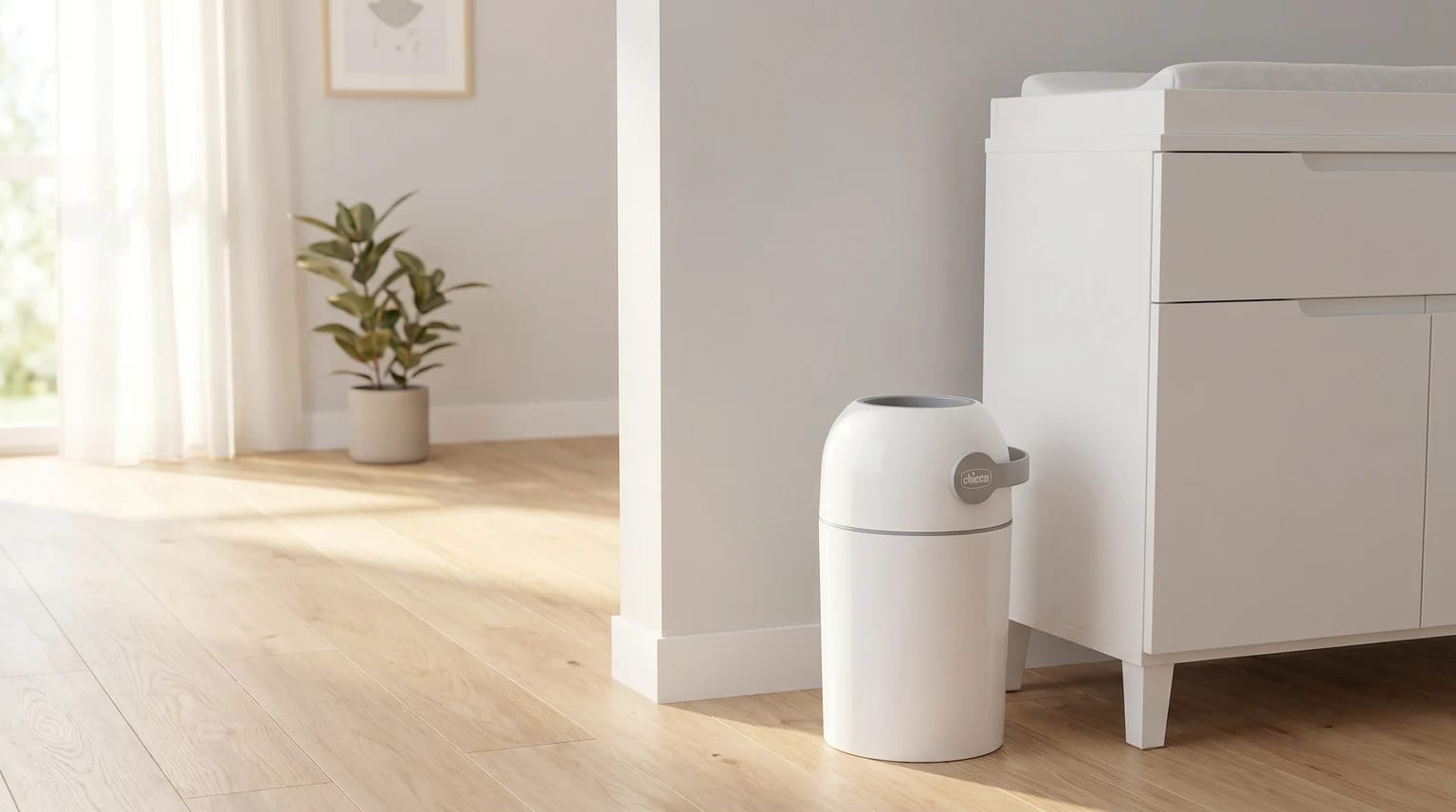 O contentor de fraldas branco Chicco Odour Off num quarto de bebé luminoso e sereno, colocado no chão de madeira clara ao lado de um fraldário.