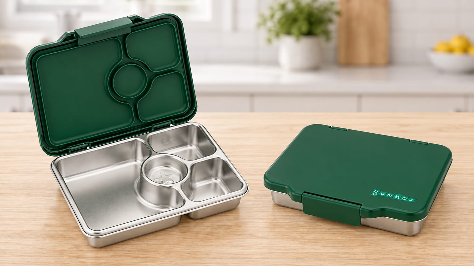 Lancheira Yumbox Prêt verde, aberta com quatro compartimentos em inox e apresentada também fechada.